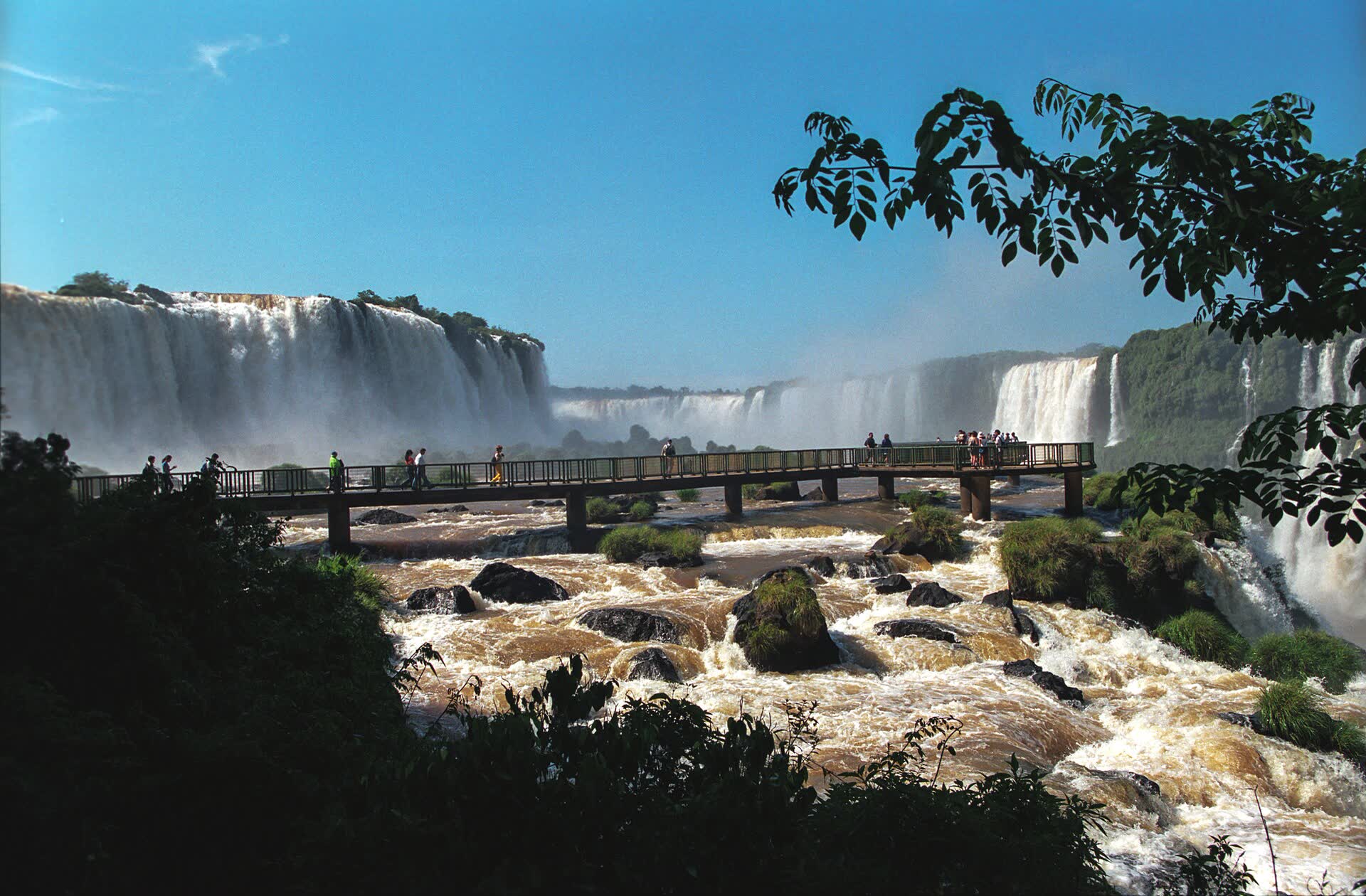 Walkway over the river, Brazilian side